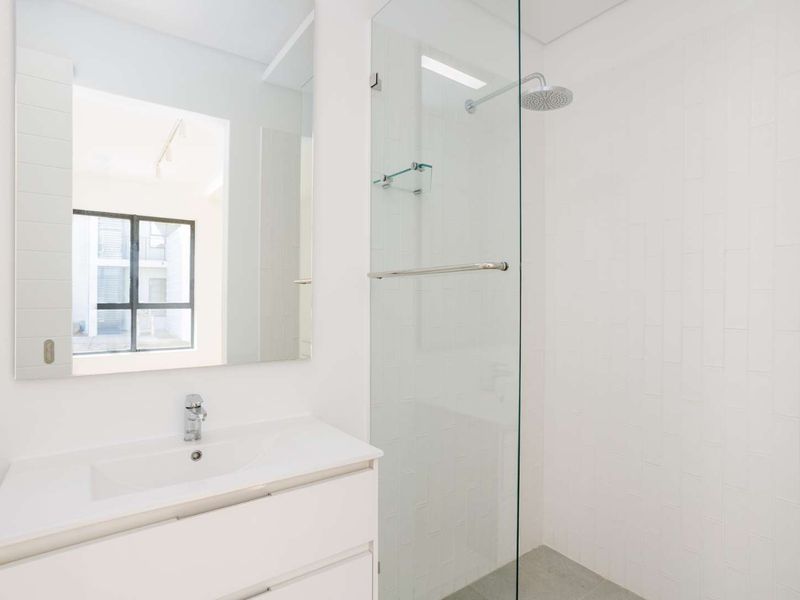 Modern Three-Bedroom Ground Floor Apartment in Val de Vie Vivante Village at Val de Vie Estate - Photo 9