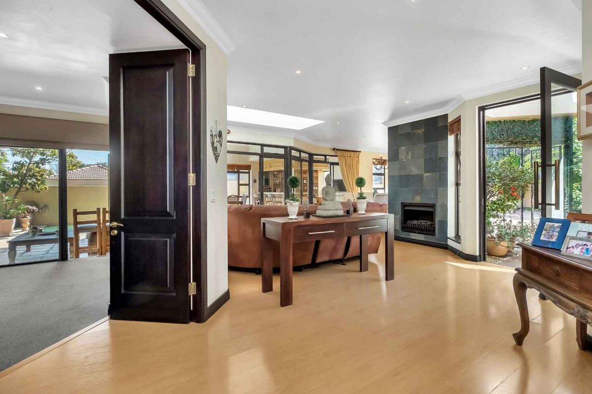 ENTERTAINERS 4 BEDROOM HOME IN DAINFERN RIDGE - Photo 5