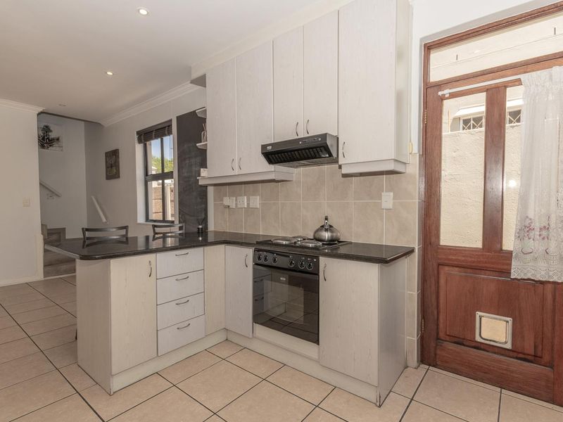 3 Bedroom Duplex with Views - Photo 8