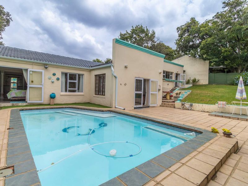 Charming Spacious Solid Family Home in Randpark Ridge - Photo 4