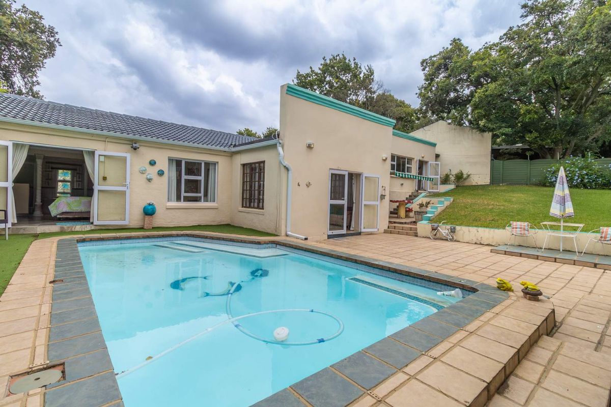 Charming Spacious Solid Family Home in Randpark Ridge - Photo 4