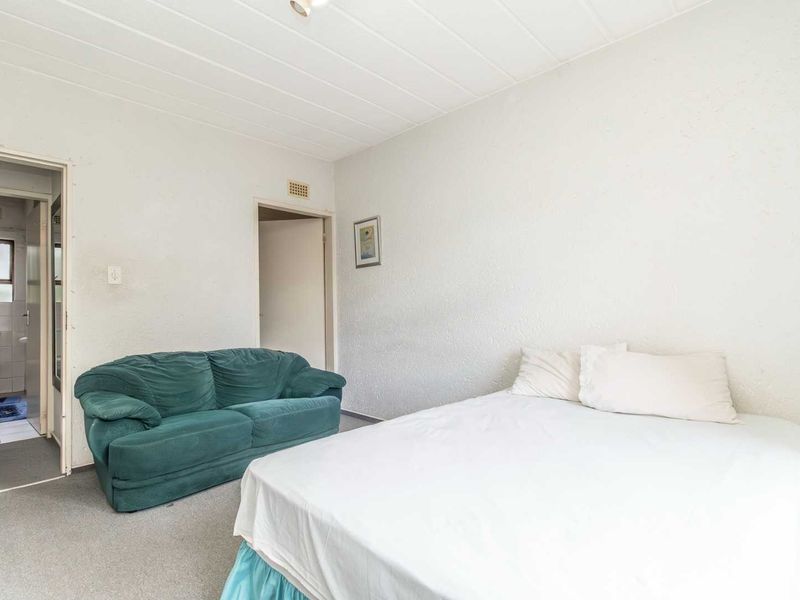 3 bedroom apartment in the leafy heart of Paulshof - Photo 9