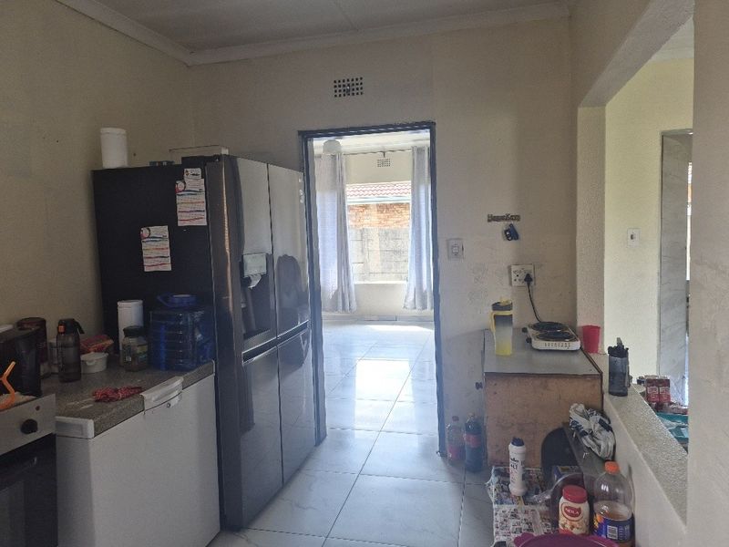 Large family home in Klippoortjie Boksburg - Photo 9