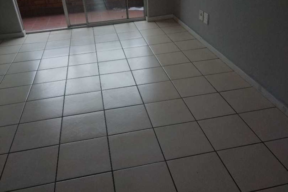 3 Bedroom in Zwartkop for rent - Photo 3