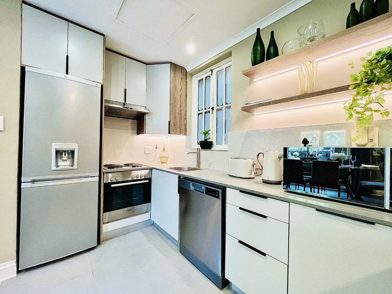Furnished Executive Apartment Minutes from Sandton Business Hub - Photo 7