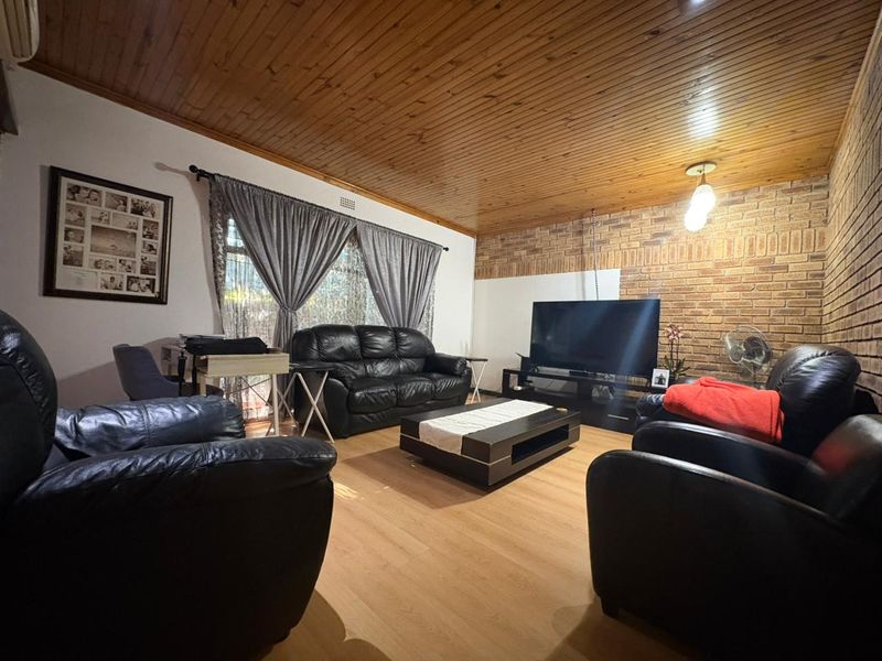 Investor's Dream Home - 5 Bedroom Energy Efficient Home with Large Flatlet and Pool - Photo 4