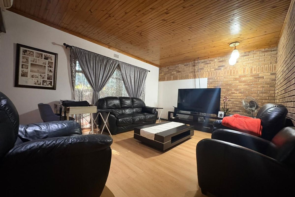 Investor's Dream Home - 5 Bedroom Energy Efficient Home with Large Flatlet and Pool - Photo 4