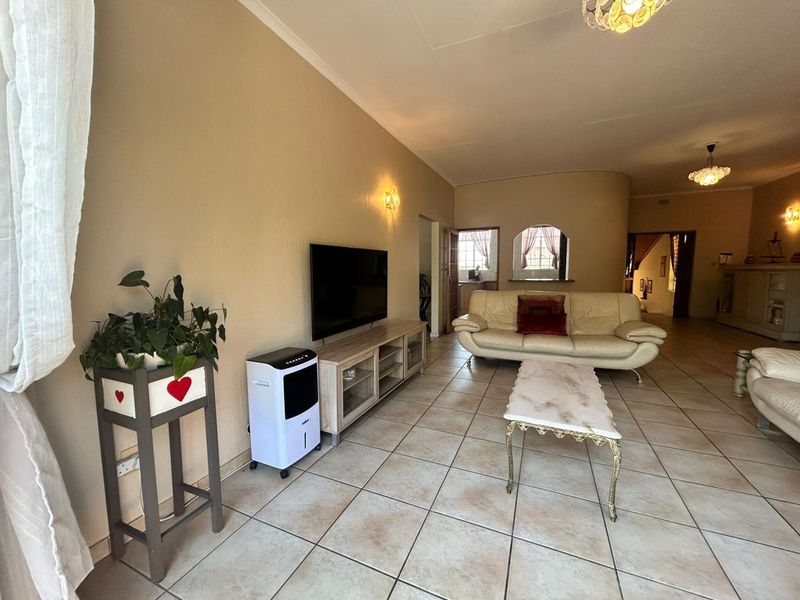 Want to live in a complex without sacrificing entertainment space? Then this one is for you! - Photo 8