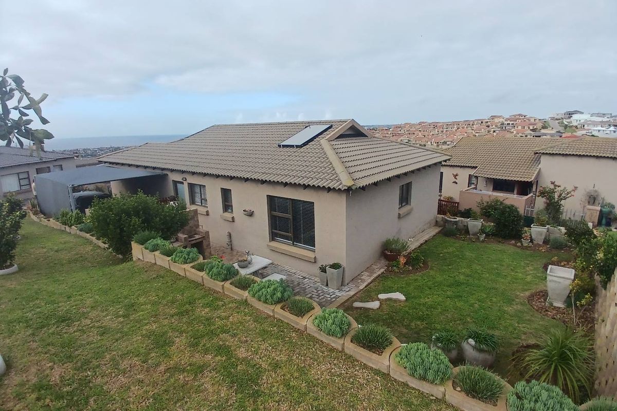 Three bedroom Full title Townhouse with beautiful ocean views - Photo 2