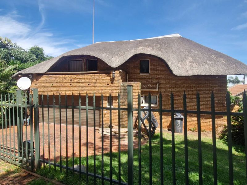 Safe double story thatched roof house in security boomed area situated in Faerie Glen/Olympus - Photo 2
