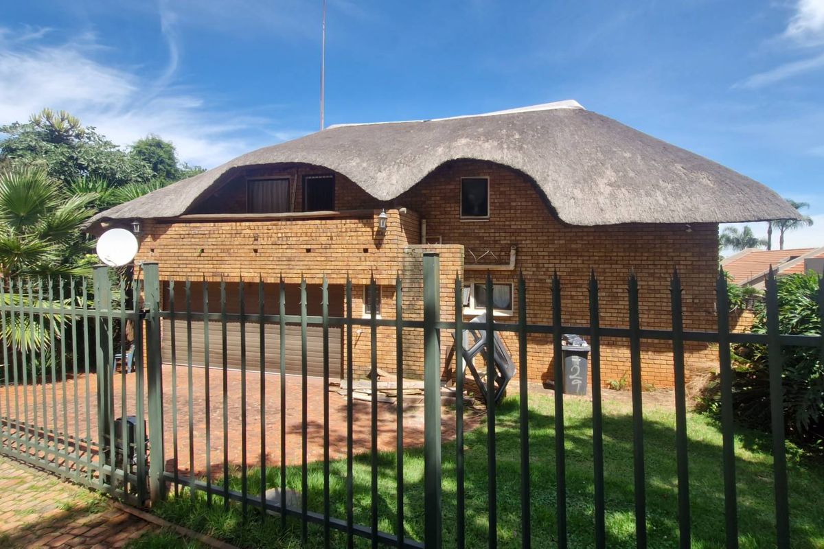 Safe double story thatched roof house in security boomed area situated in Faerie Glen/Olympus - Photo 2