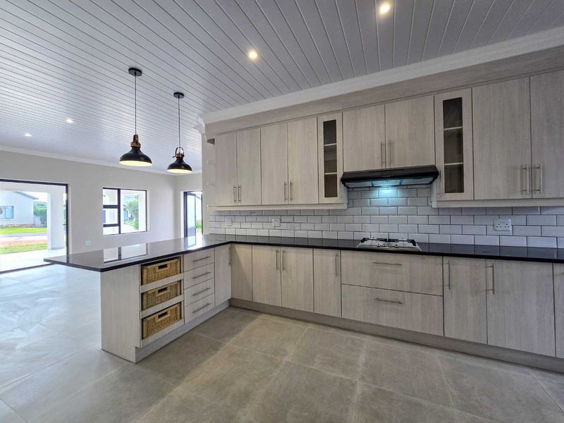 A prime, newly built home designed to satisfy the most discerning buyer. - Photo 9