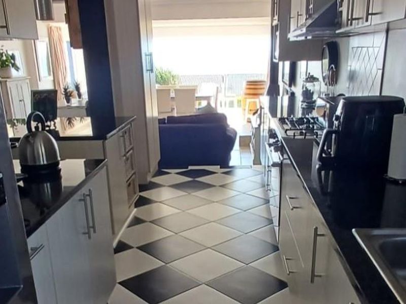 Spacious 3-Bedroom Home in Simons Town - Photo 5