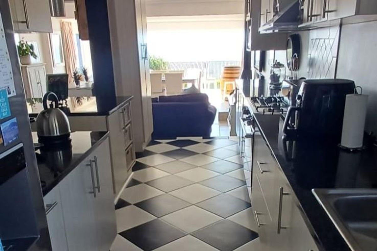Spacious 3-Bedroom Home in Simons Town - Photo 5