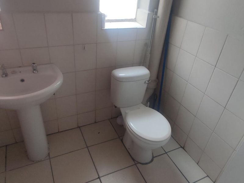 **Spacious Bedroom Available in Shared Apartment – Ideal for a Lady** - Photo 8