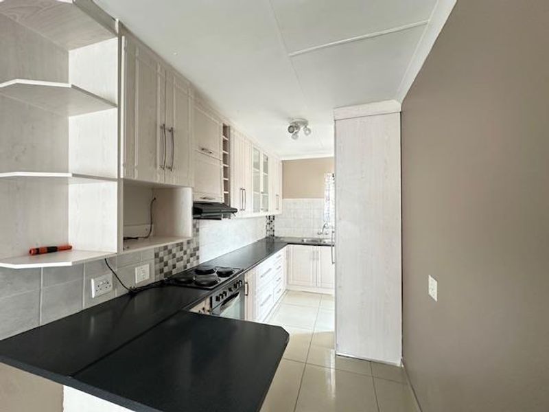 Charming 2-Bedroom Townhouse for Sale in Rooihuiskraal – Ideal for First-Time Buyers or Investors - Photo 4