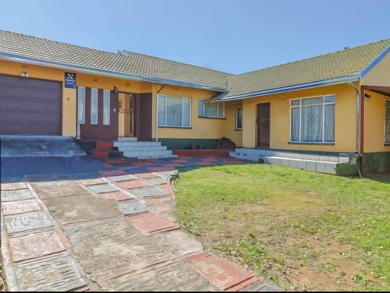 Your perfect family Home  with study, work from home, large back garden and storage, Awaits! - Photo 5