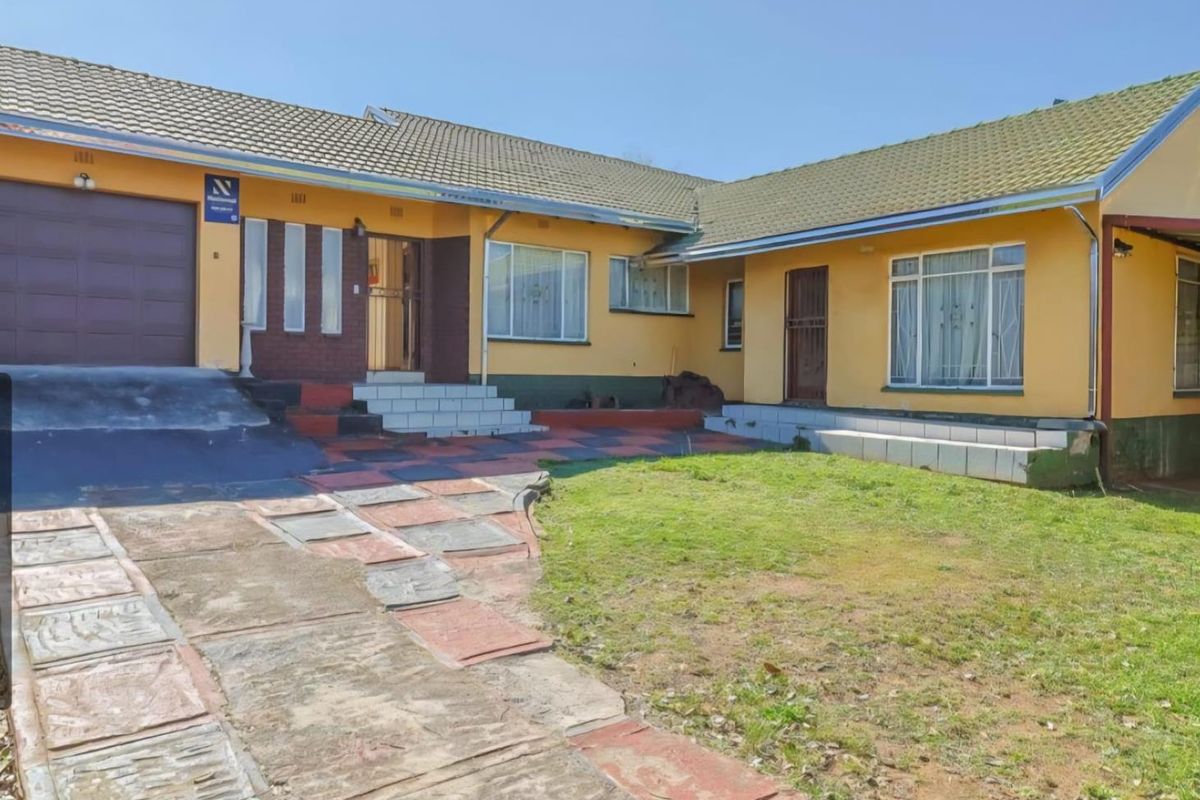 Your perfect family Home  with study, work from home, large back garden and storage, Awaits! - Photo 5