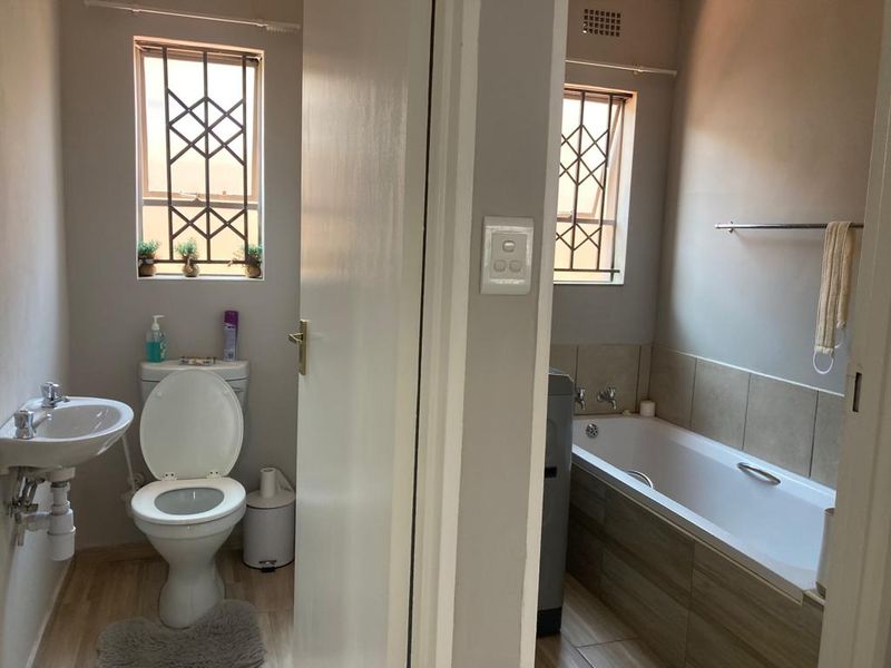 Riverside View Ext 35- R 1 200 000 Lovely family home !! - Photo 4