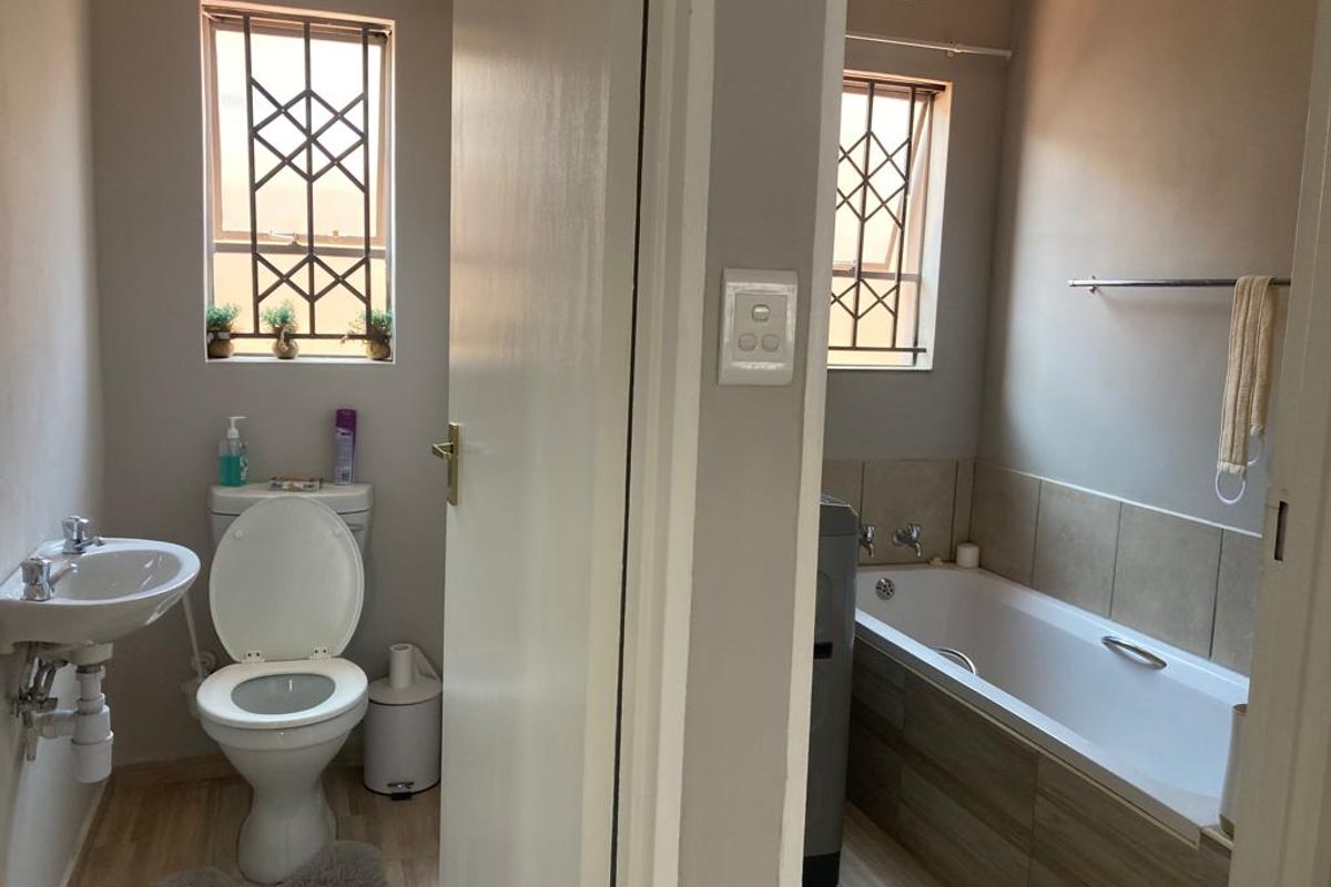 Riverside View Ext 35- R 1 200 000 Lovely family home !! - Photo 4