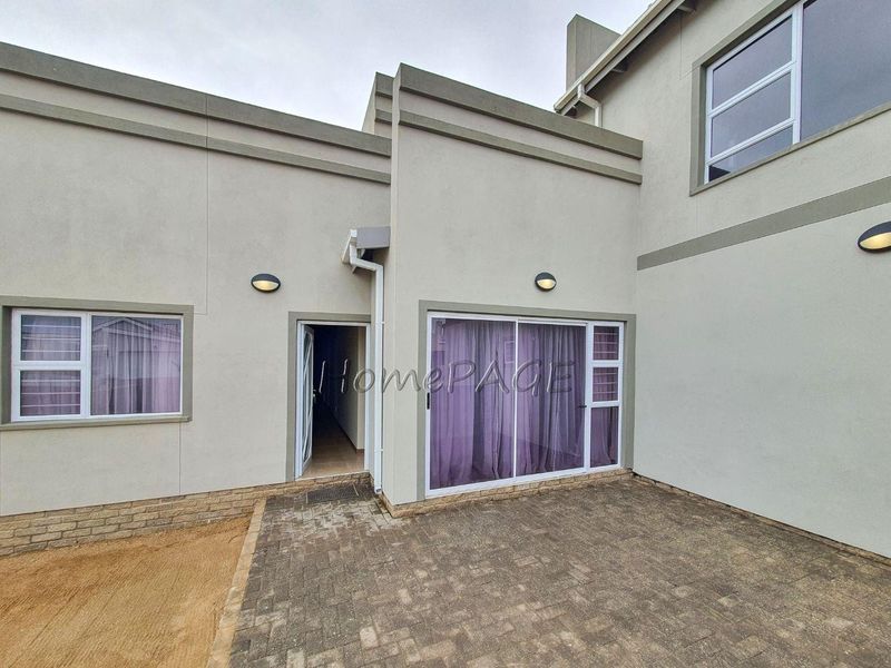 Ext 11, Henties Bay:  4 Bedr Entertainers dream is for Sale - Photo 2