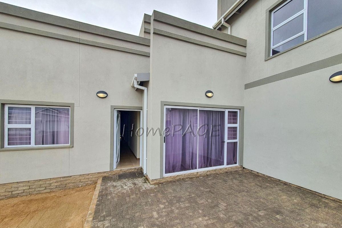 Ext 11, Henties Bay:  4 Bedr Entertainers dream is for Sale - Photo 2