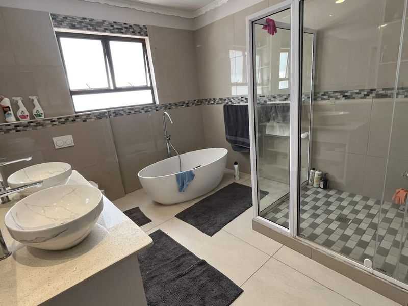 Modern Executive 5 Bedroom Home with a 1 Bedroom flat / Luxury BnB – Gamsa Street, Windhoek - Photo 8