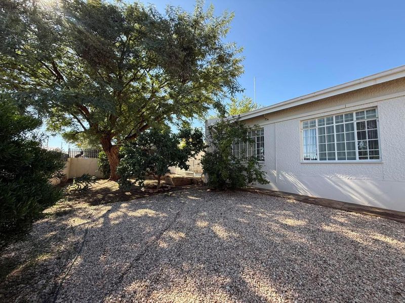 LARGE FAMILY HOME IN A DESIRABLE STREET OF OLYMPIA - Photo 2