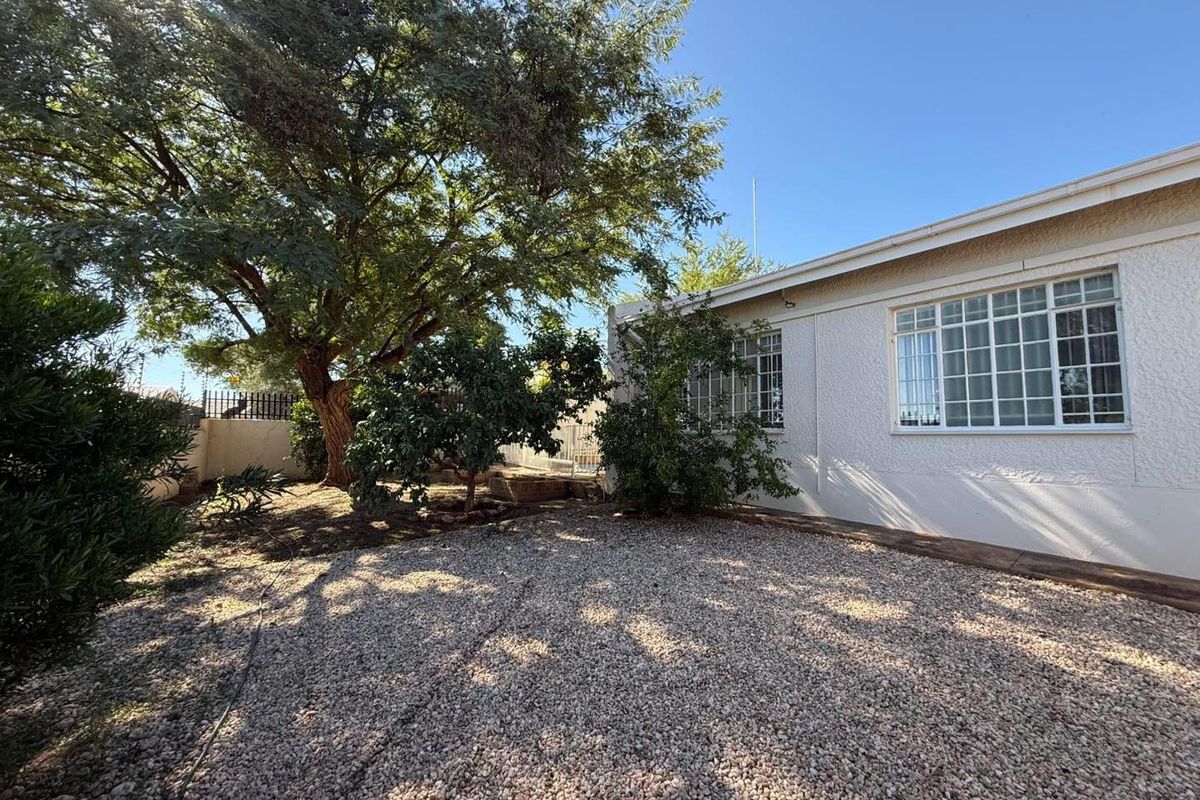 LARGE FAMILY HOME IN A DESIRABLE STREET OF OLYMPIA - Photo 2