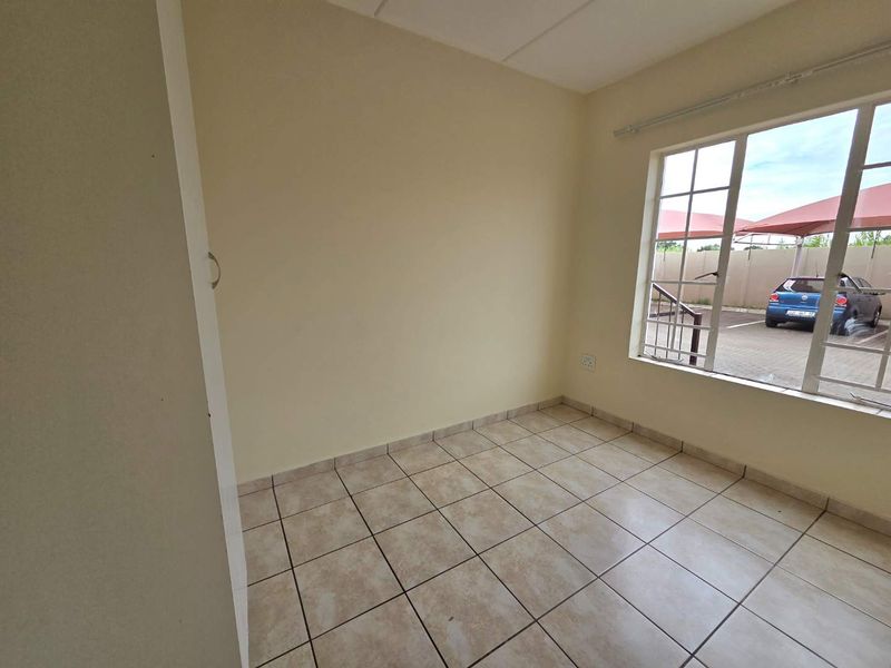 Golden Oaks Living – Ideal for Homeowners or Investors. - Photo 6