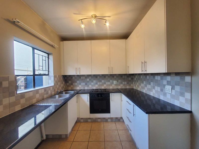 Stunning 2-bedroom duplex townhouse in Sugar Bush Estate, Noordheuwel - Photo 3