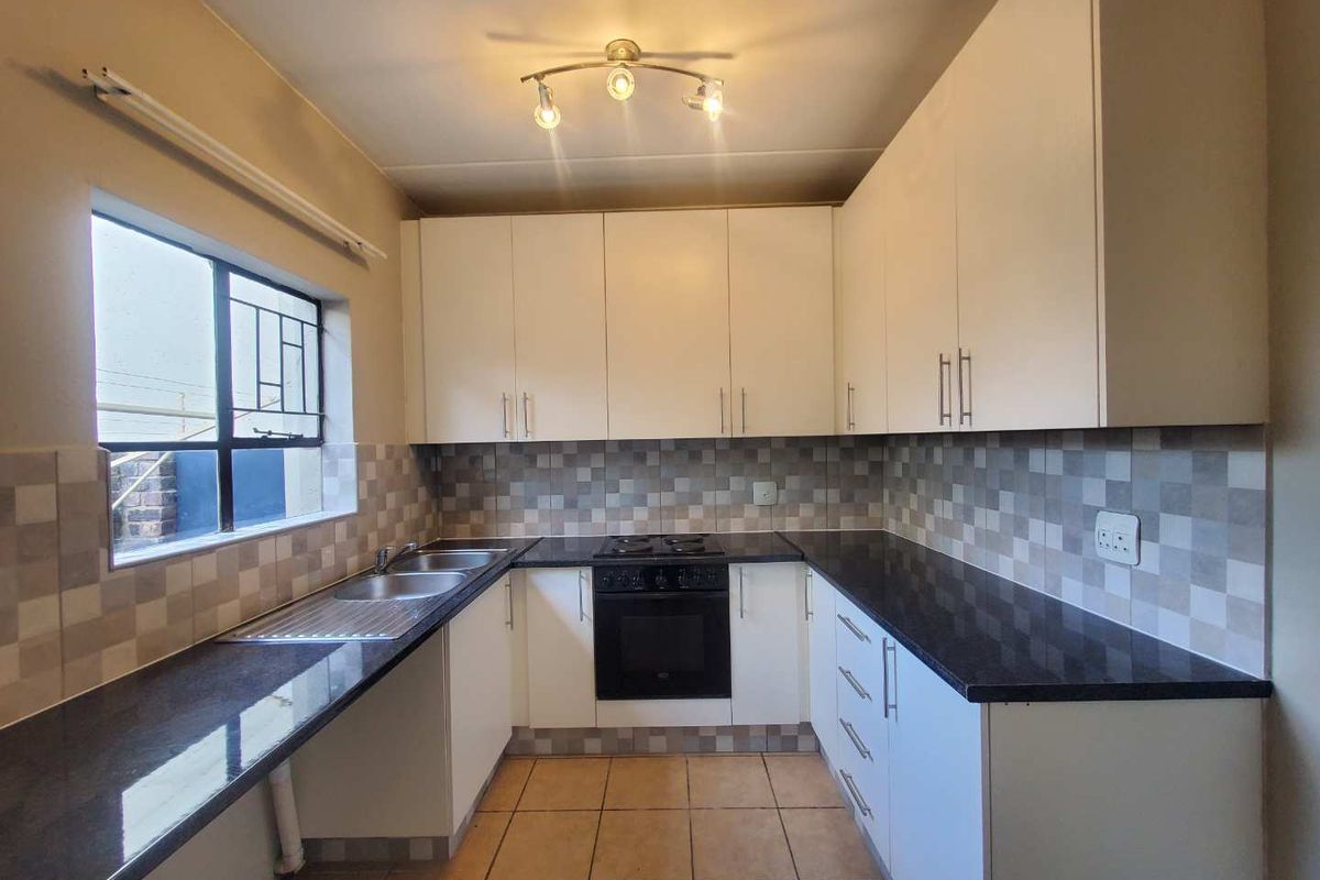 Stunning 2-bedroom duplex townhouse in Sugar Bush Estate, Noordheuwel - Photo 3