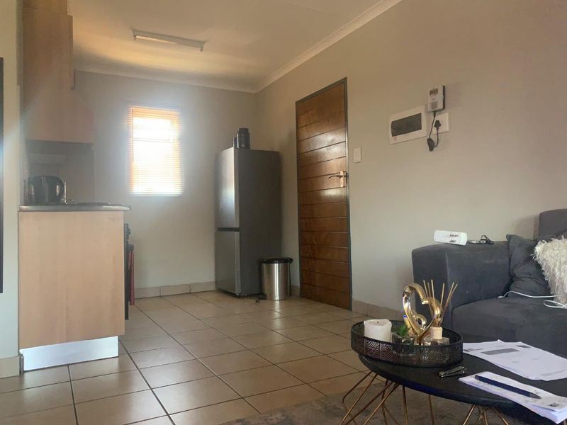 Your New Home Awaits: Modern 2-Bedroom, Great Access! - Photo 3