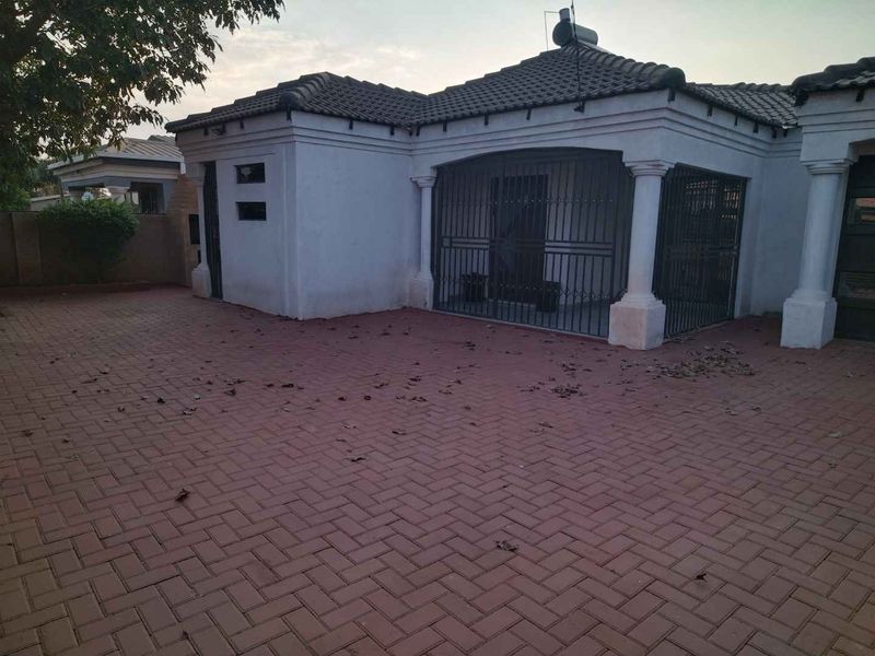 4 bedrooms house for sale in Soshanguve South - Photo 4