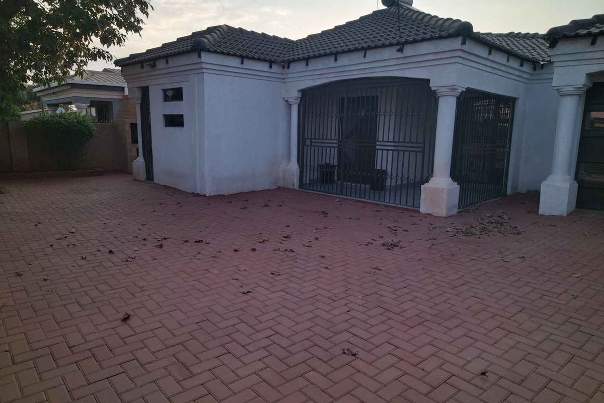 4 bedrooms house for sale in Soshanguve South - Photo 4