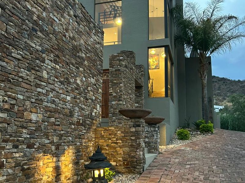 Discover Unparalleled Luxury Living in Windhoek’s Prestigious Ludwigsdorf Suburb - Photo 2
