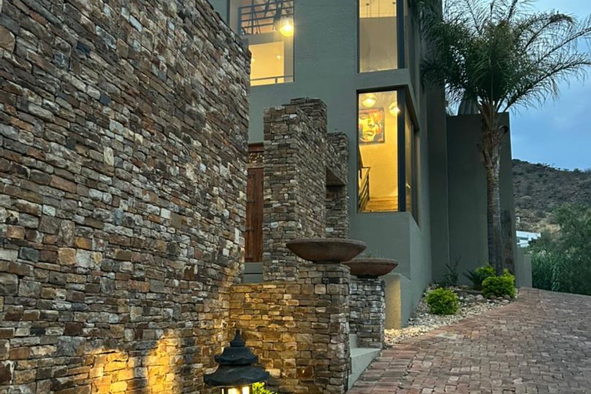 Discover Unparalleled Luxury Living in Windhoek’s Prestigious Ludwigsdorf Suburb - Photo 2