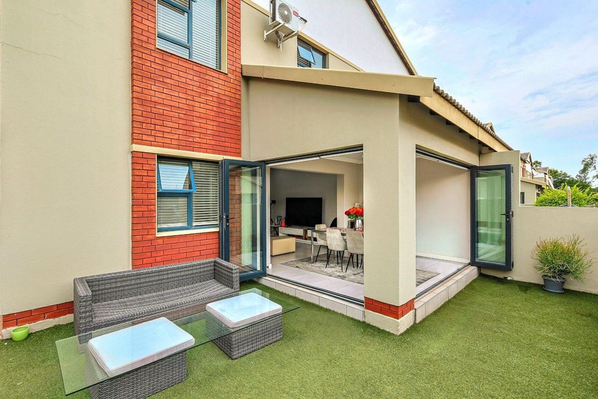 Sleek Modernity Meets Effortless Living - Photo 2