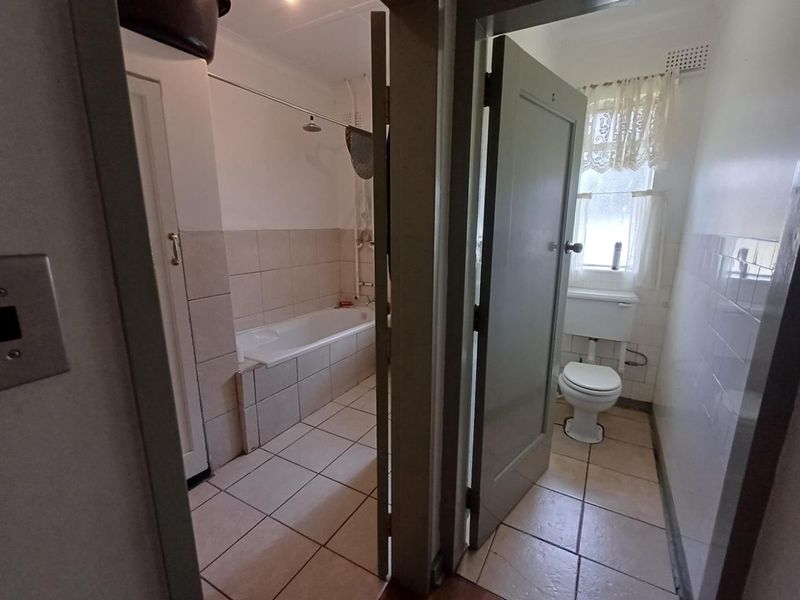 Springs,4 Bedroom with flatlet,pool,massive erf - Photo 4