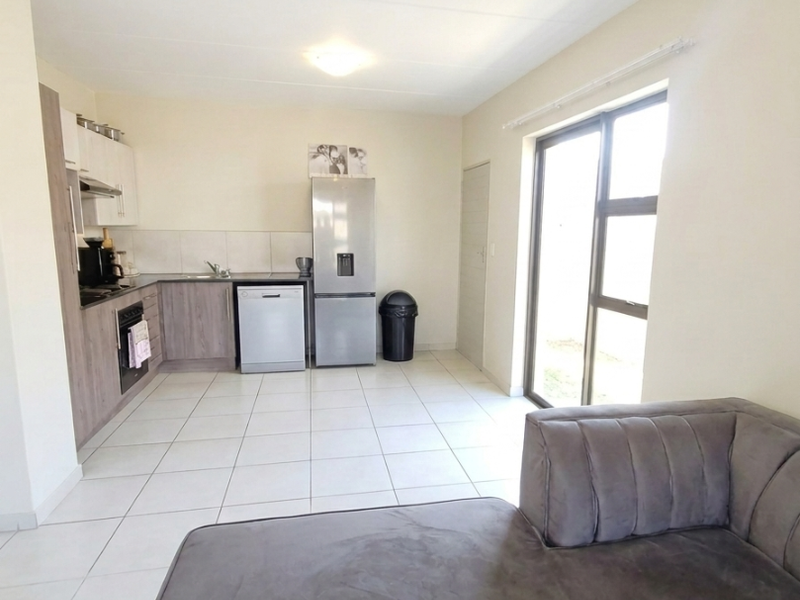Chic Norton Park flat with open plan living - Photo 3