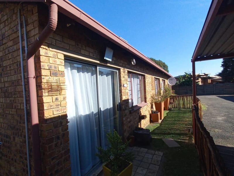 Cozy 2 bedroom unit, with one carport, available from 1 Aug - Photo 8