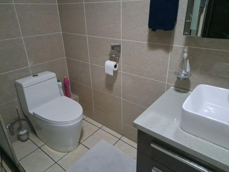 Modern 2-Bedroom Apartment in Secure Carlswald Complex with Balcony. - Photo 6