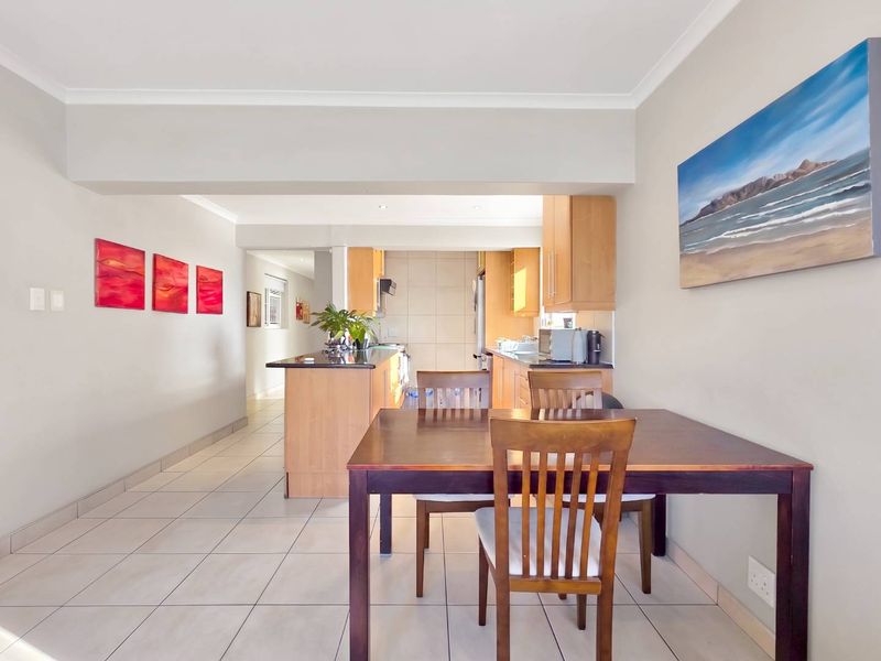 3 Bedroom Apartment with Parking, Steps from the Promenade - Photo 9