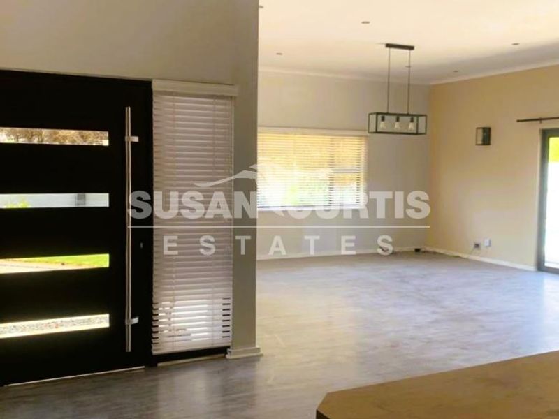 Modern Renovated Family Home in Central Oranjemund - Photo 6