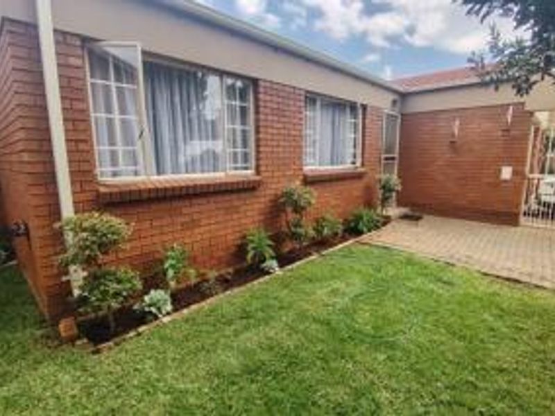 2 bedroom ground floor simplex with private garden+garage+wendy for extra store facility - Photo 1
