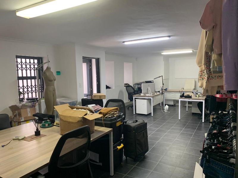 Spacious Warehouse with Office & Mezzanine – Prime Location! - Photo 4