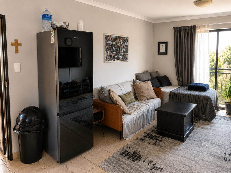Charming 2-Bedroom Apartment in a Secure Complex - Photo 4
