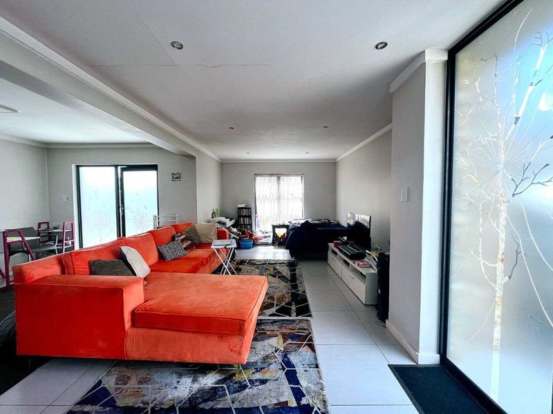 Spacious Double-Storey Townhouse in Secure Equestria Complex - Photo 4