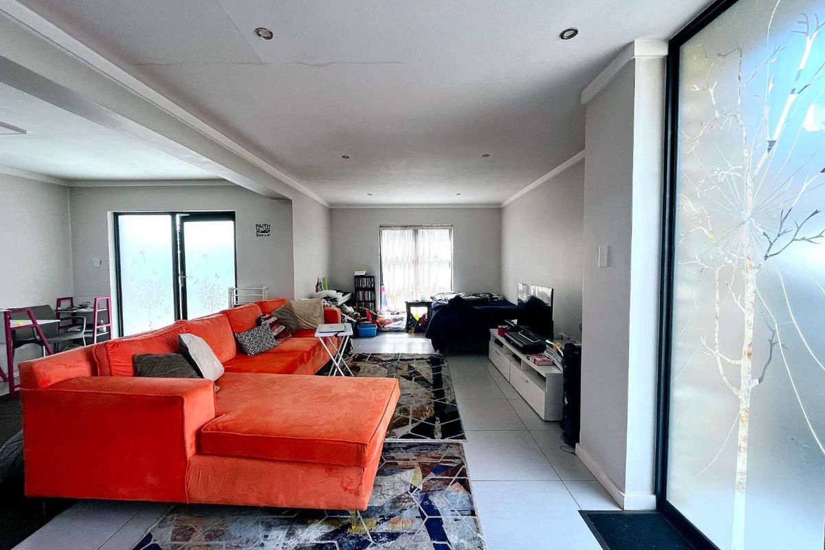 Spacious Double-Storey Townhouse in Secure Equestria Complex - Photo 4