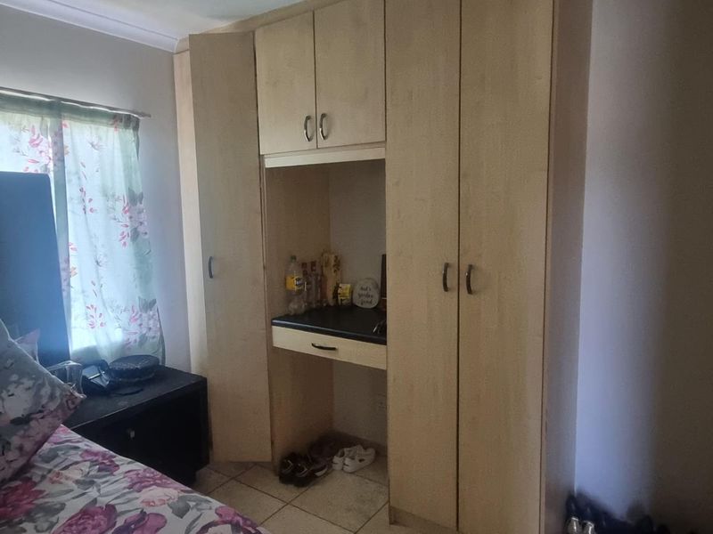 Spacious 3 Bedroom 2 Bathroom Upstairs Unit To Let - Photo 7